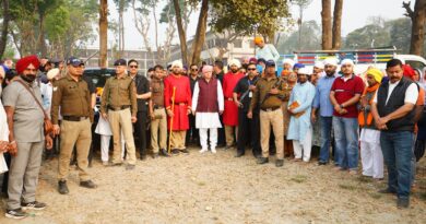 94 फीट ऊंचे नए ध्वजदण्ड को कंधों पर उठाकर श्री दरबार साहिब पहुंची संगतें