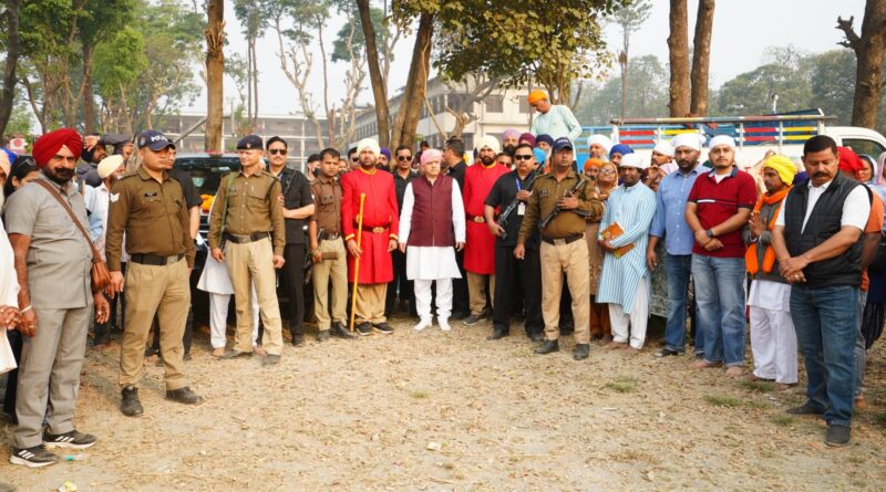94 फीट ऊंचे नए ध्वजदण्ड को कंधों पर उठाकर श्री दरबार साहिब पहुंची संगतें