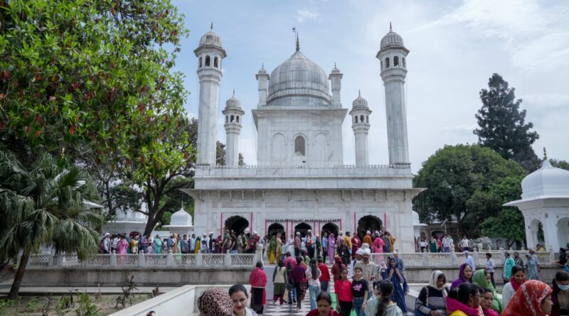 श्री झण्डे जी पर दर्शन मनौतियों के लिए अब लगा दूनवासियों का तांता