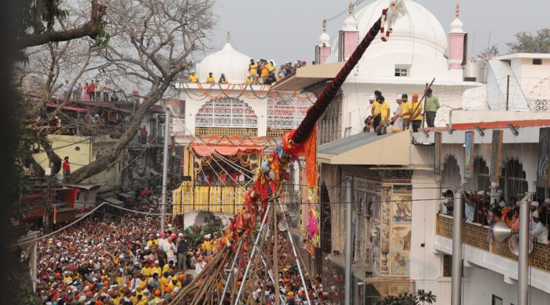 श्री दरबार साहिब में आस्था का महासागर, श्री झण्डे जी पर झुके लाखों शीश