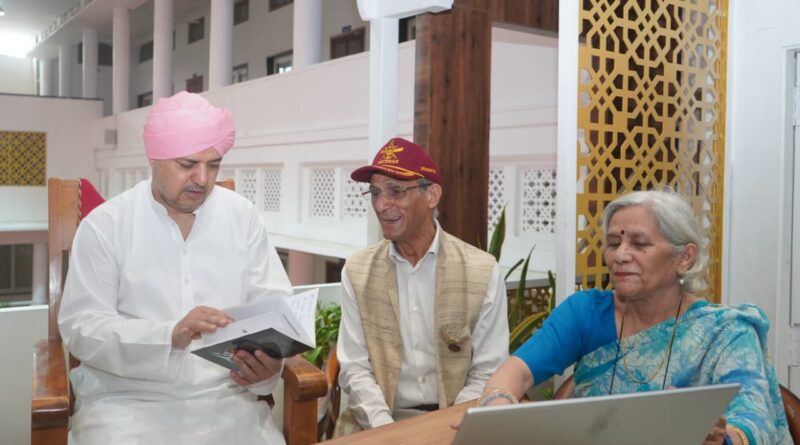श्रीमहंत देवेन्द्र दास जी महाराज ने आखर शब्दकोश एप का किया उद्घाटन श्रीमहंत देवेन्द्र दास जी महाराज ने आखर शब्दकोश एप का किया उद्घाटन