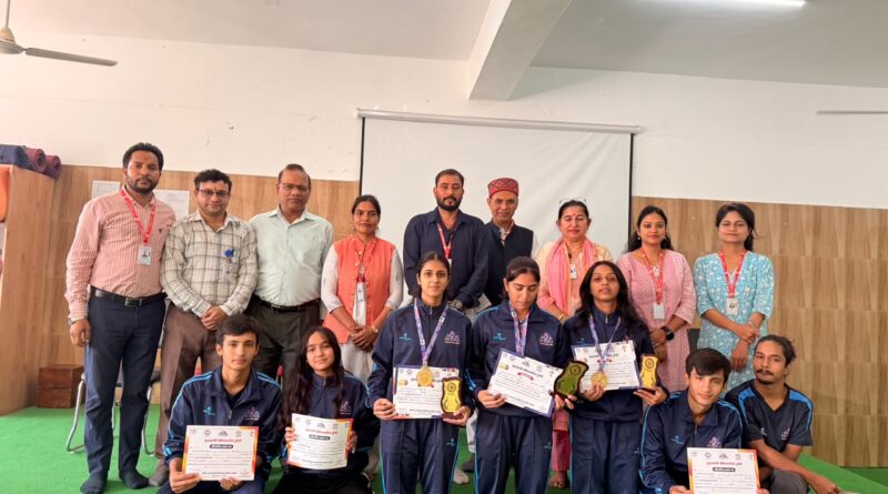 मुख्यमंत्री चैम्पियनशिप ट्रॉफी में एसजीआरआरयू के योग विद्यार्थियों का शानदार प्रदर्शन