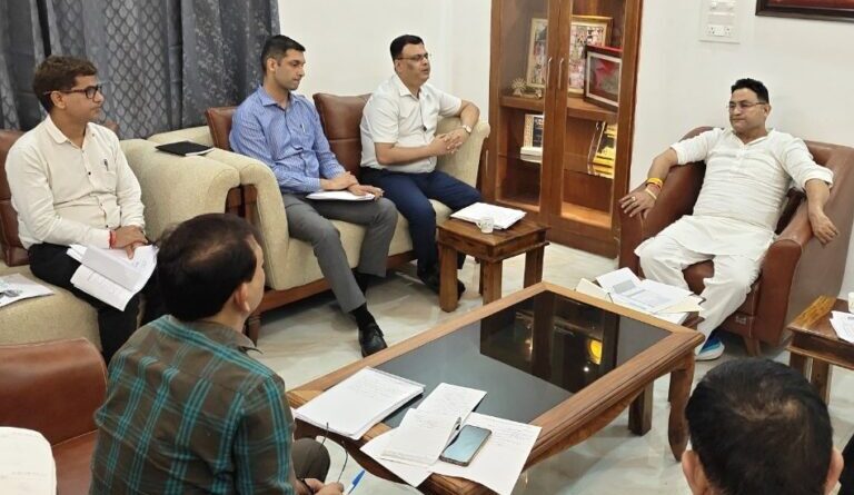 कैबिनेट मंत्री राम सिंह कैड़ा ने की तीन विभागों की समीक्षा, अधिकारियों को दिए सख्त निर्देश