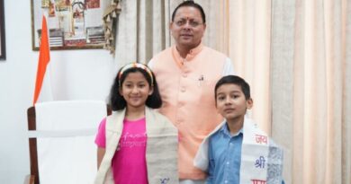 मुख्यमंत्री धामी से मिले नन्हे पर्वतारोही रियांश पंत और प्रिशा रावत