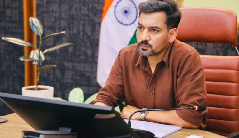 पारिवारिक परिस्थितियों के कारण कोई भी बालिका शिक्षा से न रहे वंचित- डीएम