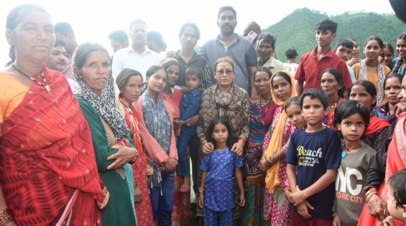 वड्यूड़ा गांव पहुंचीं मंत्री रेखा आर्या, पीड़ित परिवार जनों से की मुलाक़ात, दिया हर संभव मदद का भरोसा