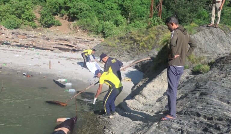 त्यूणी में टोंस नदी से 46 वर्षीय व्यक्ति का शव बरामद त्यूणी में टोंस नदी से 46 वर्षीय व्यक्ति का शव बरामद